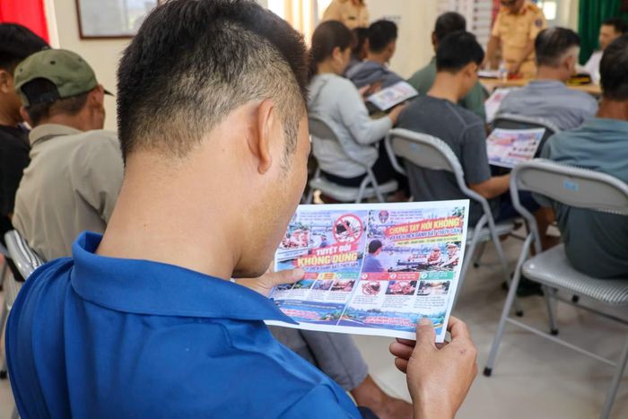 Hàng trăm tờ rơi được phát cho người dân