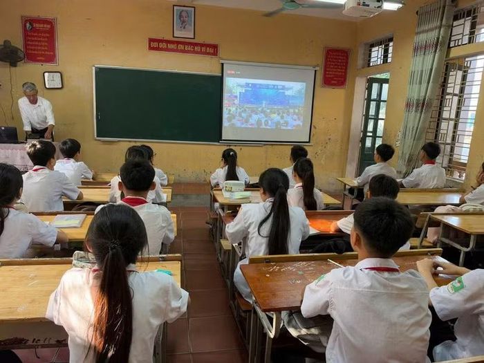 Các em học sinh xã Hát Môn, Hà Nội theo dõi Tiết học Gen Z mùa 2 tại lớp học sáng nay