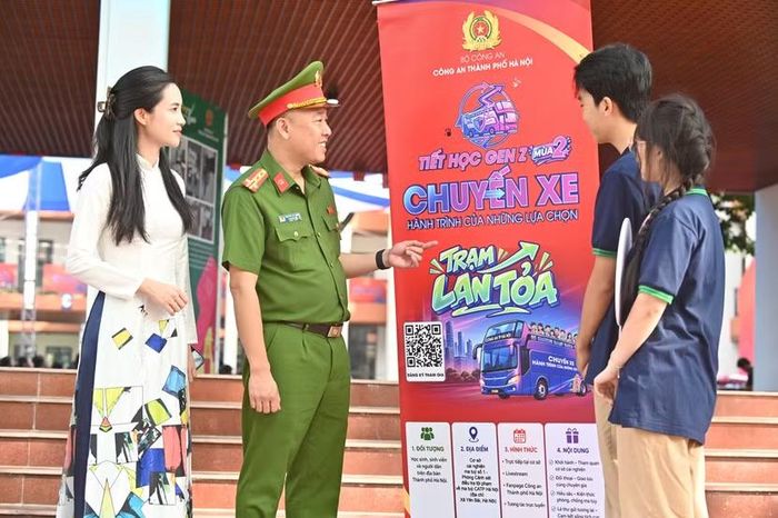 Đại tá Nguyễn Đức Long, Phó Giám đốc CATP Hà Nội trao đổi các em học sinh bên lề “Tiết học Gen Z” mùa 2 sáng 21/10 tại Trường THPT Đa Phúc (Sóc Sơn)