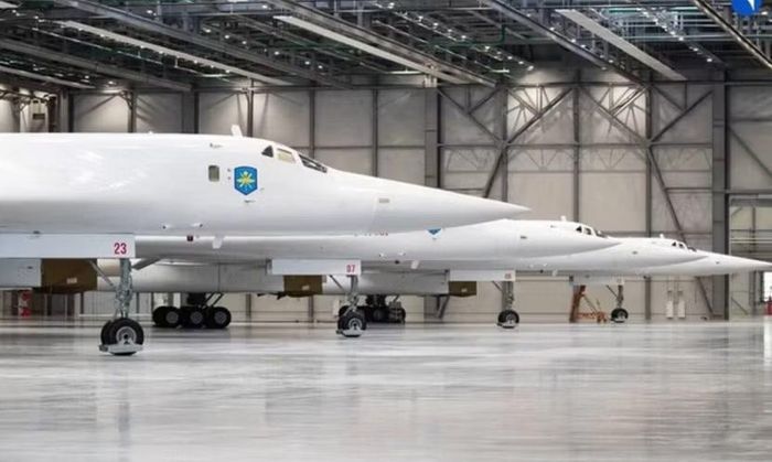 Tu-160 từng được Liên Xô sản xuất tại Nhà máy hàng không Kazan, nay thuộc Tập đoàn Máy bay Thống nhất Nga. Sau khi Liên Xô tan rã, hoạt động sản xuất dòng máy bay này chấm dứt.