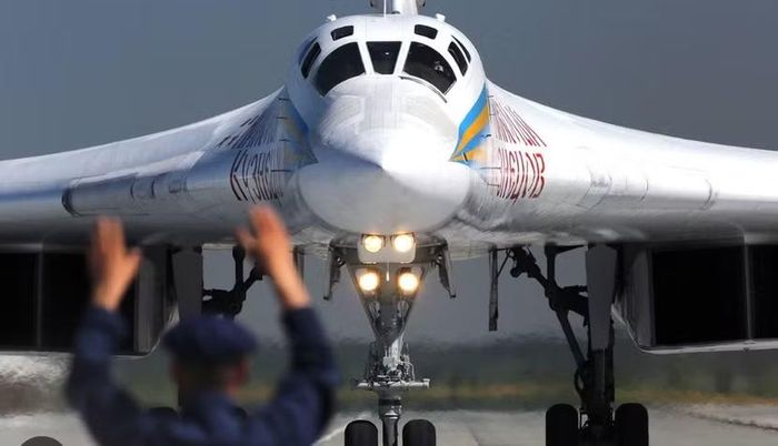 Tu-160M được sử dụng theo 2 hướng. Một số máy bay Tu-160 được chế tạo từ thời Liên Xô được đại tu và nâng cấp sâu, trong khi Nga đồng thời chế tạo những máy bay mới theo cấu hình Tu-160M.