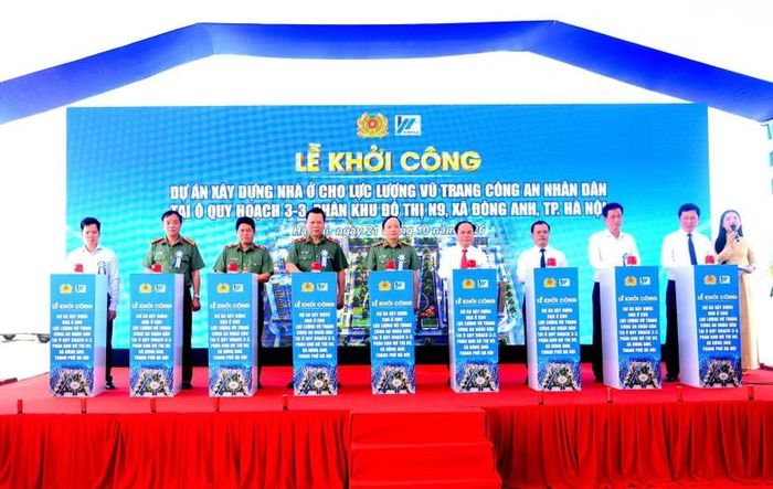  Các đồng chí Thứ trưởng Đặng Hồng Đức; Thứ trưởng Nguyễn Văn Sinh cùng các đại biểu thực hiện nghi thức khởi công Dự án. 