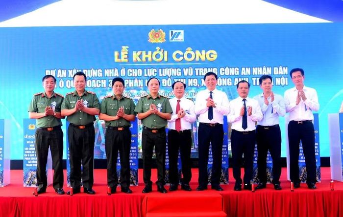  Các đồng chí Thứ trưởng Đặng Hồng Đức; Thứ trưởng Nguyễn Văn Sinh cùng các đại biểu dự Lễ khởi công. 