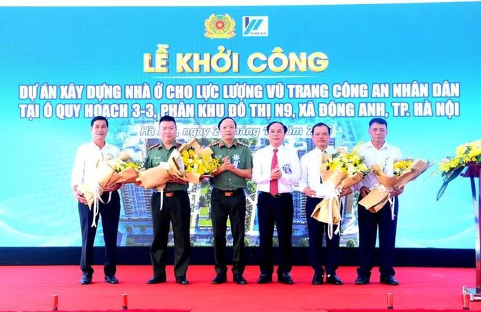  Các đồng chí Thứ trưởng Đặng Hồng Đức; Thứ trưởng Nguyễn Văn Sinh trao quà tặng chính quyền địa phương. 