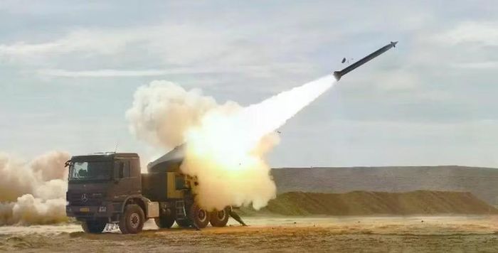 Loại đạn chủ lực của hệ thống PULS chính là EXTRA (Extended Range Artillery) có đường kính 306 mm, chiều dài khoảng 4,7 m và tổng khối lượng dưới 450 kg. Nó được trang bị đầu đạn nổ mạnh phân mảnh hoặc xuyên phá có trọng lượng lên đến 120 kg.