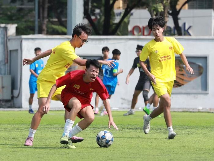 ... nhưng bất ngờ nhận bàn thua ngay phút thứ 4 sau một sai sót hàng thủ
