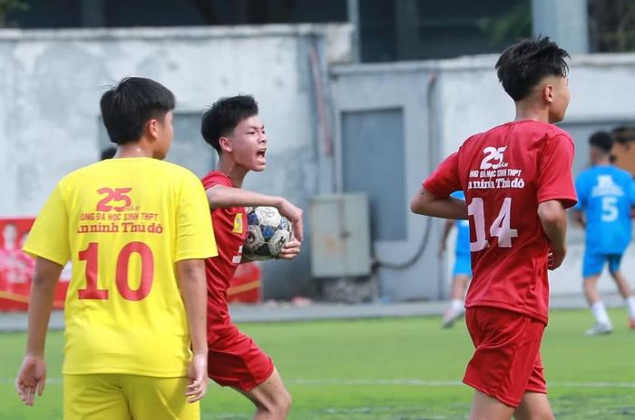 Các cầu thủ ảo đỏ khẩn trương đưa bóng về vạch giữa sân vì họ hiểu rằng thời gian không còn nhiều