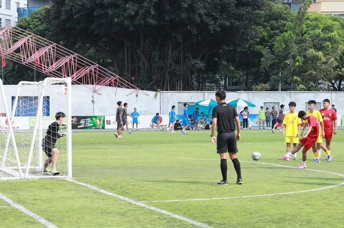 Phút 40, đội bóng áo đỏ được hưởng penalty sau khi đối phương mắc lỗi trong vòng cấm. Từ chấm đá phạt, Gia Bảo lạnh lùng gỡ 1-2