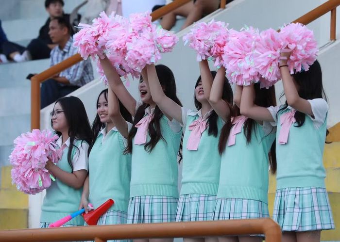 "Tiếp lửa" cho các cầu thủ trường Ngô Gia Tự là đội cheerleader xinh đẹp