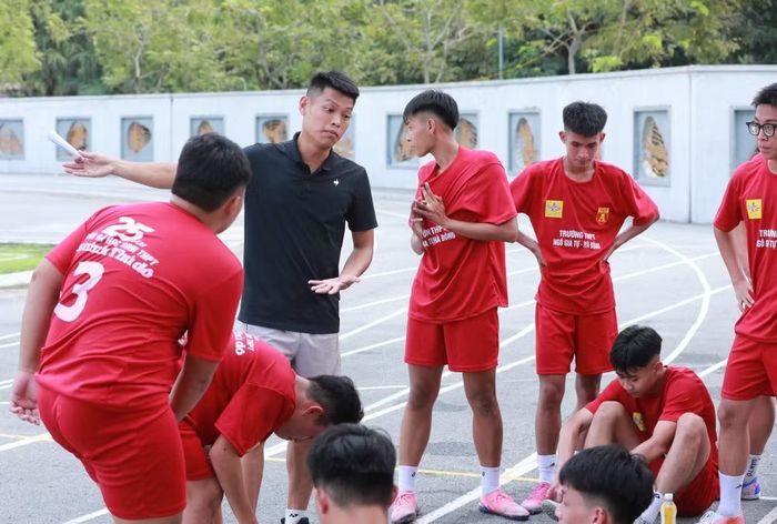 Thua trận 1-2 là kết quả đáng tiếc, nhưng THPT Ngô Gia Tự vẫn cho thấy rất nhiều nét tích cực, đặc biệt là trong lối chơi và thái độ thi đấu khi bị dẫn 2 bàn. Thầy trò HLV Đỗ Tiến Đạt vẫn còn 2 trận đấu ở vòng bảng để sửa sai.