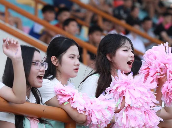 ... khi đội nhà có bàn gỡ
