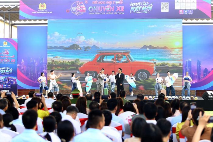 Ca sĩ Hoàng Bách cùng con trai với những ca khúc sôi động trên sân khấu