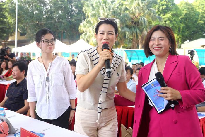 Diễn viên Lưu Huyền Trang cùng con gái giao lưu tại chương trình