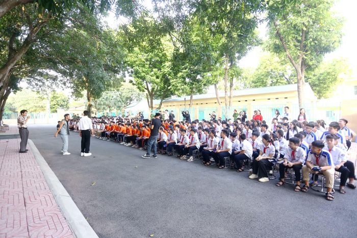 Các bạn học sinh và phụ huynh đã trực tiếp theo dõi sân khấu kịch thực cảnh do các nghệ sĩ, diễn viên phối hợp thực hiện