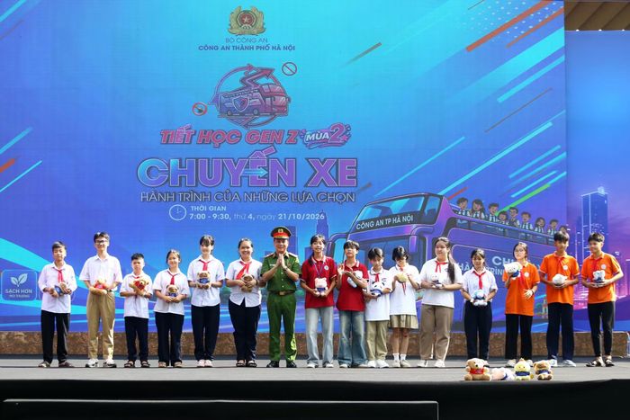Thiếu tướng Lê Văn Tuân - Phó Giám đốc CATP Hà Nội tặng quà cho các học sinh tham gia tìm hiểu kiến thức pháp luật về ma túy