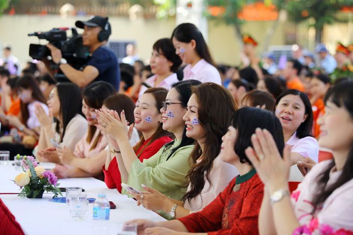 Tham dự chương trình có những cô giáo, phụ huynh học sinh