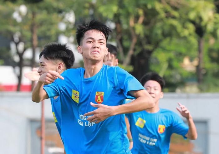 Phút 13, Duy Anh đưa THPT Tân Lập vượt lên dẫn 1-0 sau pha dứt điểm chính xác