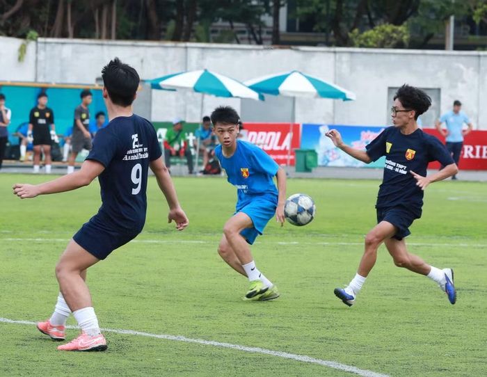 Có 2 bàn dẫn trước, các cầu thủ THPT Tân Lập chơi thoải mái hơn
