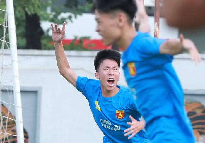 Thừa thắng xông lên, trường Tân Lập tiếp tục có bàn nhân đôi cách biệt chỉ 5 phút sau đó
