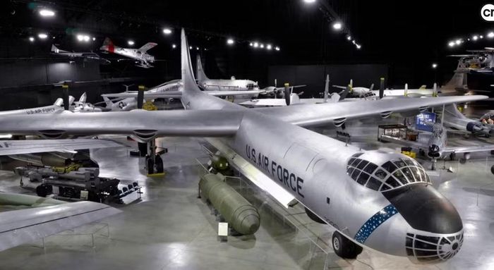 B-36J có tầm bay được Không quân Mỹ ghi nhận tới khoảng 10.000 dặm, tương đương hơn 16.000 km, cùng trần bay khoảng 13.900 m. 4 động cơ phản lực J47 được bổ sung cho các phiên bản sau còn giúp tăng tốc độ và độ cao hoạt động.