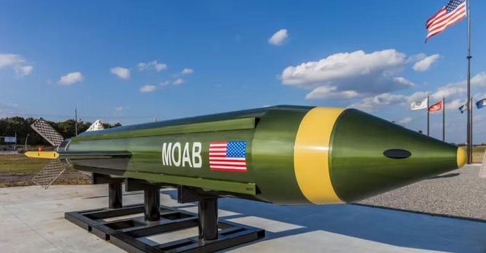 Bom MOAB có sức công phá lớn, nhưng thiết kế của nó không hướng tới nhiệm vụ xuyên sâu qua nhiều lớp đá và bê tông để phá hủy công trình ngầm kiên cố.