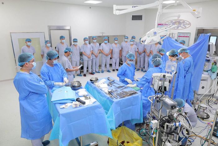 Bệnh viện E phối hợp cùng Trung tâm Điều phối ghép tạng Quốc gia và các bệnh viện khác để thực hiện việc phẫu thuật lấy đa tạng.