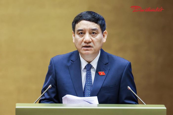 Chủ nhiệm Ủy ban Văn hóa và Xã hội Nguyễn Đắc Vinh trình bày báo cáo thẩm tra. Ảnh: Quang Vinh