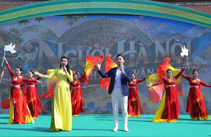 Đến nay, 126/126 xã, phường cùng các cơ quan cấp thành phố Hà Nội đã ban hành kế hoạch và đăng ký mô hình phù hợp với thực tiễn. Đây là cơ sở để Hà Nội thúc đẩy việc thực hành các chuẩn mực ứng xử bằng những hành động cụ thể, góp phần gìn giữ bản sắc văn hóa và xây dựng Thủ đô ngày càng văn minh, hiện đại.