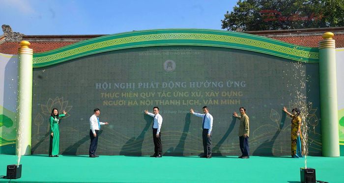 Các đại biểu thực hiện nghi thức phát động.