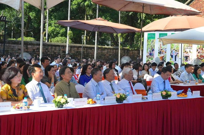 Đại diện các xã, phường, cơ quan, đơn vị và trường học trên địa bàn Hà Nội tham dự chương trình, cùng chung tay xây dựng môi trường văn hóa Thủ đô văn minh, giàu bản sắc.