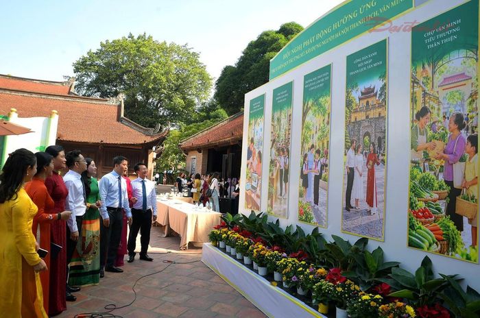 Các đại biểu tham quan các mô hình hướng tới đưa chuẩn mực ứng xử vào gia đình, trường học, công sở, khu dân cư, di tích, lễ hội và không gian mạng… được giới thiệu.
