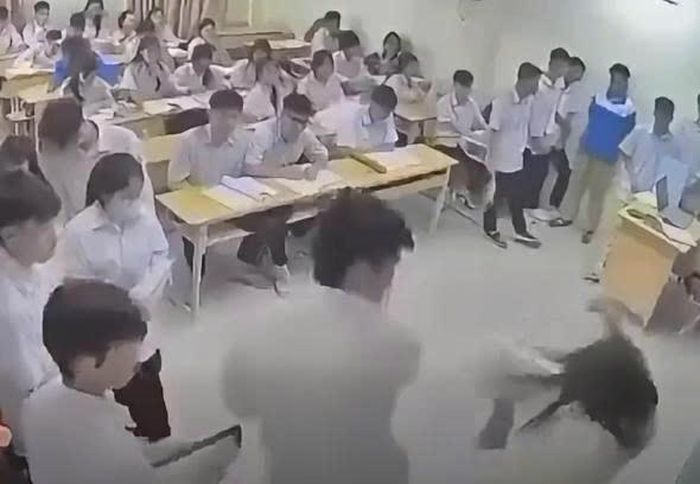 Hình ảnh clip ghi lại nam sinh đánh cô giáo ngay trên bục giảng. Ảnh chụp từ clip.