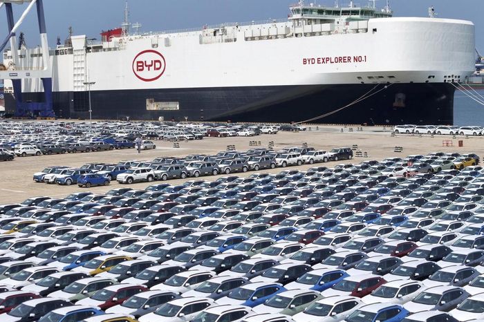 Xe điện BYD tập kết tại cảng Yên Đài, tỉnh Sơn Đông, Trung Quốc, chờ được đưa lên tàu xuất khẩu. Ảnh: LATimes