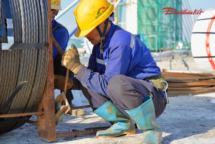 Tranh thủ thời tiết thuận lợi, các đơn vị nhà thầu đẩy nhanh tiến độ thi công, hàng trăm công nhân, kỹ sư làm việc 3 ca/ngày gấp rút thi công các hợp phần dự án, dự kiến hoàn tất các hạng mục để hợp long vào tháng 11/2026.