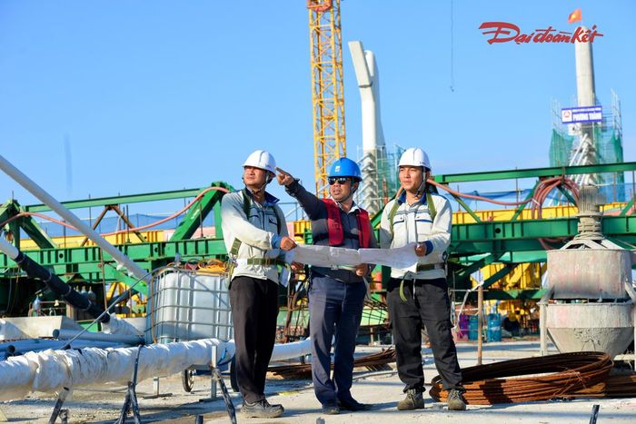 Đại diện chủ đầu tư yêu cầu các nhà thầu phải tuân thủ nghiêm ngặt các quy chuẩn kỹ thuật, bảo đảm an toàn lao động tuyệt đối và bám sát các mốc "đường găng" tiến độ đã cam kết.