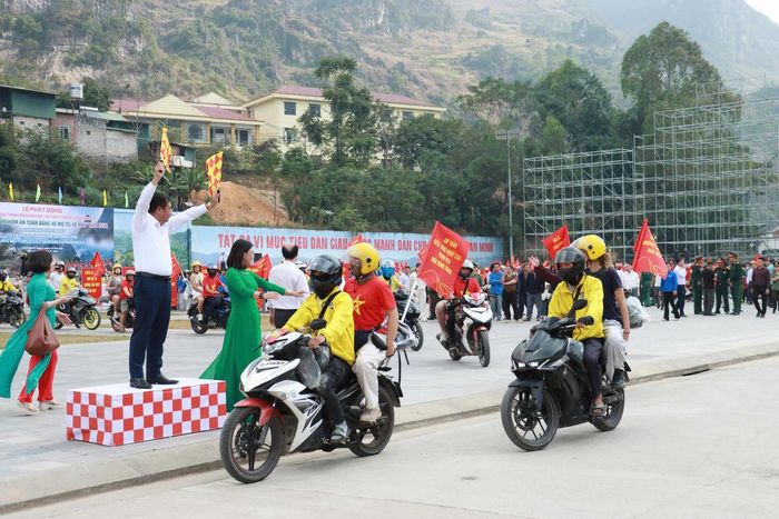 Sau lễ phát động, đoàn xe di chuyển tới các cung đường đèo trên cao nguyên đá Đồng Văn.