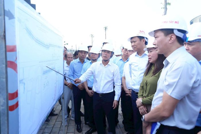 Ông Nguyễn Trọng Đông - Phó Bí thư Thường trực Thành ủy Hà Nội chỉ đạo đẩy nhanh tiến độ thi công Dự án đầu tư, nâng cấp mở rộng đường 70 (đoạn từ phố Trịnh Văn Bô đến hết địa phận quận Nam Từ Liêm cũ).