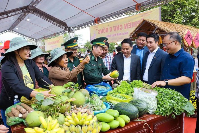 Ông Trương Thành Trung, Tổng Biên tập báo Đại đoàn kết và Đại tá Đỗ Quang Thấm - Ủy viên Ban Thường vụ Đảng ủy, Phó Chính ủy Bộ CHQS tỉnh Đắk Lắk kiêm Chính ủy Ban Chỉ huy Bộ đội Biên phòng tỉnh Đắk Lắk tham quan quầy hàng nông sản của bà con tỉnh Đắk Lăk tại Chương trình “Xuân biên phòng ấm lòng dân bản” năm 2026 tại Đắk Lăk. Ảnh: Quang Vinh.