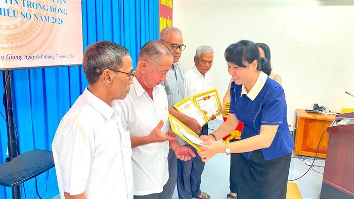 Lãnh đạo tỉnh An Giang trao tặng bằng khen cho người uy tín tiêu biểu trong đồng bào dân tộc thiểu số. 