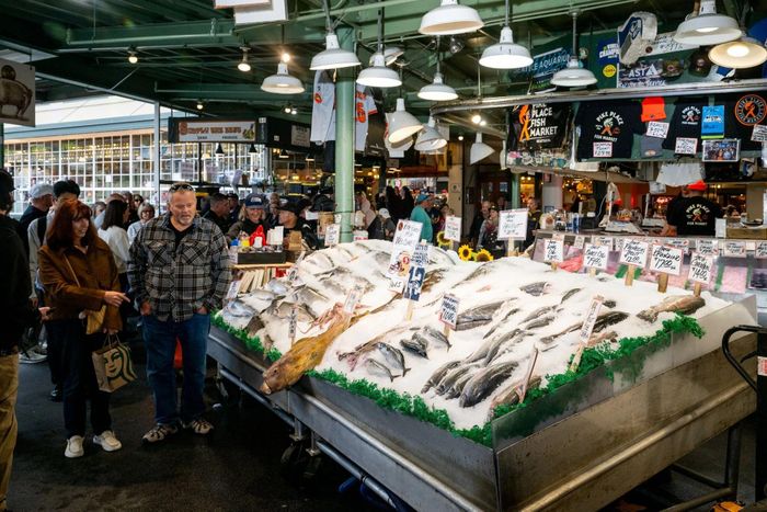  Một góc chợ Pike Place ở Seattle, Mỹ. Tại đây, nhiều thủy sản vốn là món ăn thường ngày như cá phi lê hay càng cua nay đã trở nên khá đắt đỏ. Ảnh: New York Times. 