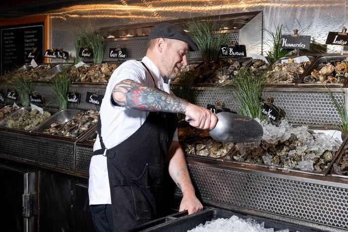  David Leck, người phụ trách thu mua hàu cho nhà hàng Elliott’s, nhớ lại thời thơ ấu khi ông thường tự tay nhặt hàu trên bãi biển. Ảnh: The New York Times. 