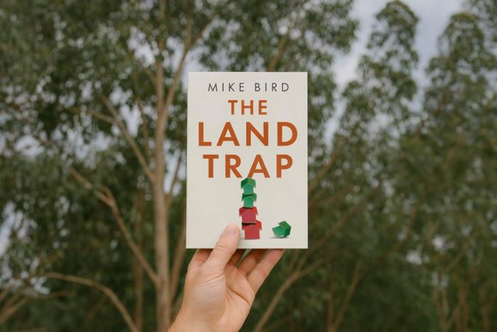 Cách đất đai xoay chuyển các nền kinh tế được tác giả Mike Bird phân tích trong The Land Trap. Ảnh: Amazon.