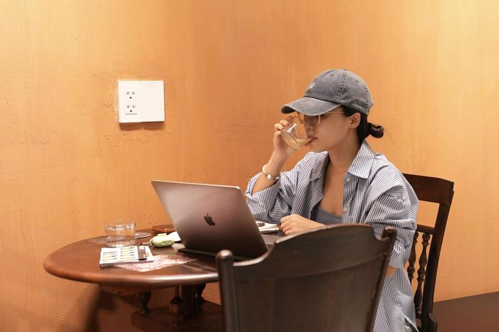 Minh Thư đến cửa hàng vừa học tập vừa thưởng thức cà phê.