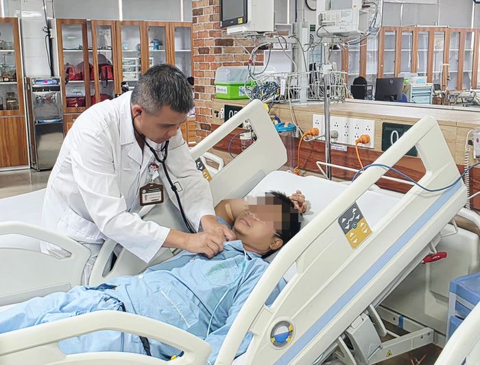  TS.BS Nguyễn Trung Nguyên, Giám đốc Trung tâm Chống độc, Bệnh viện Bạch Mai, thăm khám cho bệnh nhân. Ảnh: Nguyên Hà. 