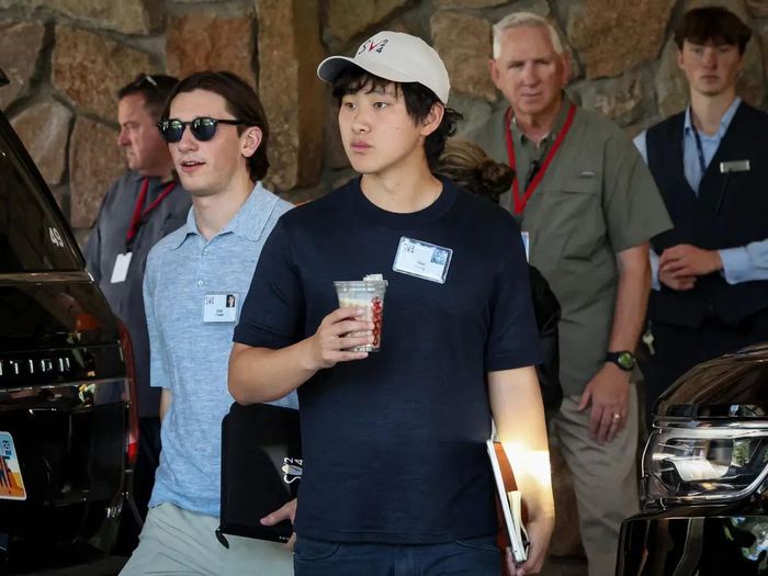  Mark Zuckerberg ca ngợi Wang là "nhân tố quyết định" trong lĩnh vực AI của Meta. Ảnh: Reuters. 