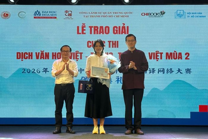 Nhà văn Nguyễn Nhật Ánh và Quyền Tổng Lãnh sự Trung Quốc tại TP.HCM Từ Châu trao giải Nhất cho thí sinh Nguyễn Ngọc Kim Oánh. Ảnh: Hương Trần.