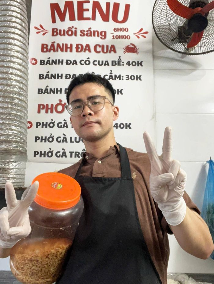 Đức được mẹ chỉ dạy từ những đầu việc nhỏ nhất khi về tiếp quản quán.