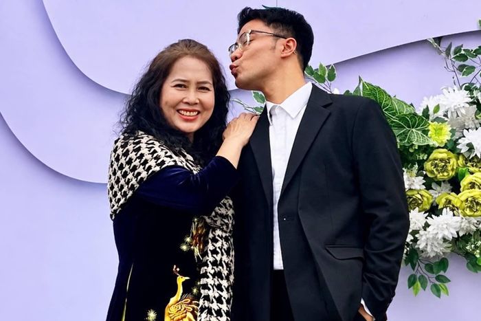 Hà Trung Đức thay đổi công việc từ làm văn phòng sang bán hàng ăn sau khi mẹ phát hiện bệnh.