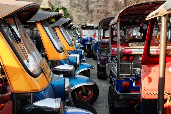 Những chiếc tuk-tuk chuyên chở du khách quanh thành phố, tại bãi đỗ xe ở trung tâm Bangkok, Thái Lan. Ảnh: Reuters.