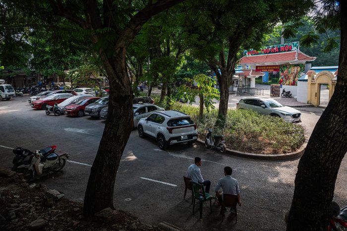 Bên cạnh đó, đồ án cũng đề xuất tổ chức lối đi bộ ngầm từ cổng phía đường Bưởi, băng qua trục Vành đai 2 để kết nối với tuyến dạo bộ ven sông Tô Lịch. Phương án này hướng tới hình thành kết nối liên tục giữa không gian sinh thái ven sông với Công viên Thủ Lệ và khu vực di tích Đền Voi Phục.